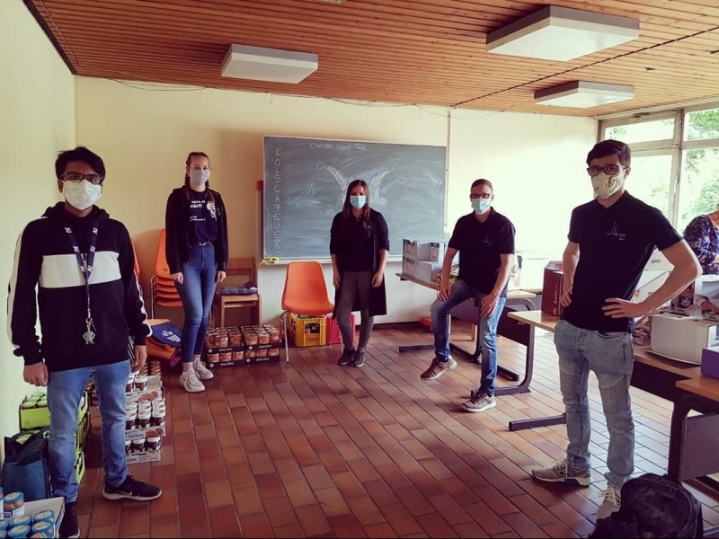 Der JU-Vorstand bei der Elsdorfer Ersatz-Tafel Der JU-Vorstand bei der Elsdorfer Ersatz-Tafel